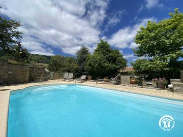 Gîte pour 4 personnes, avec terrasse et piscine à Bouisse