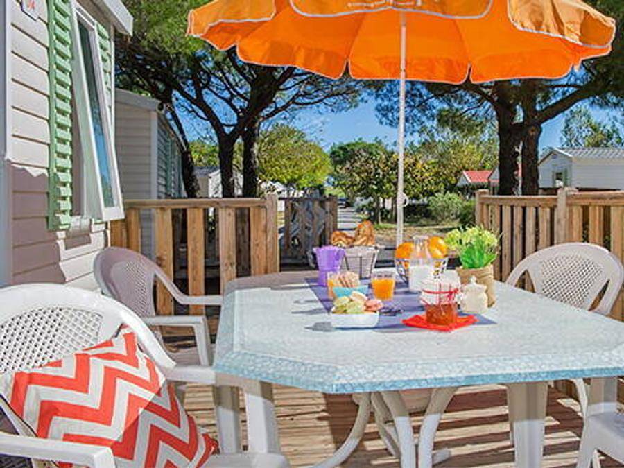 Camping Le Chêne Gris - Mobilhome 4 personnes - Classic | 2 Ch. | 4 Pers. | Terrasse surélévée non couverte | Clim. in Faremoutiers, Seine-et-Marne