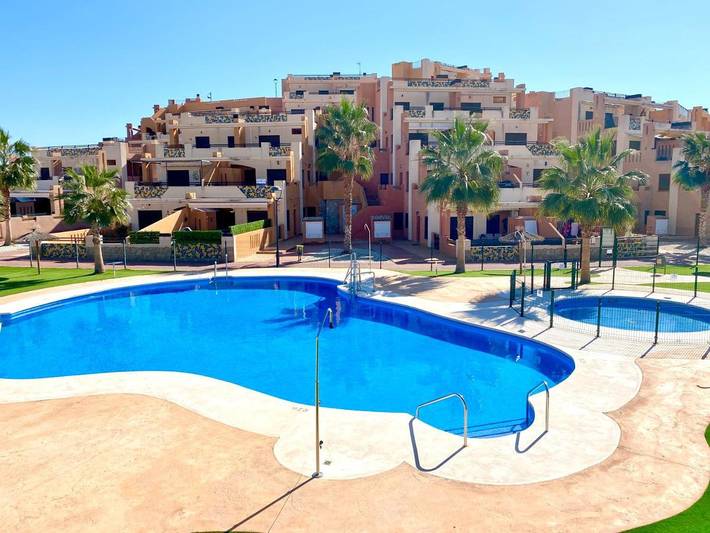 Appartement de vacances pour 4 personnes, avec vue ainsi que jardin et piscine