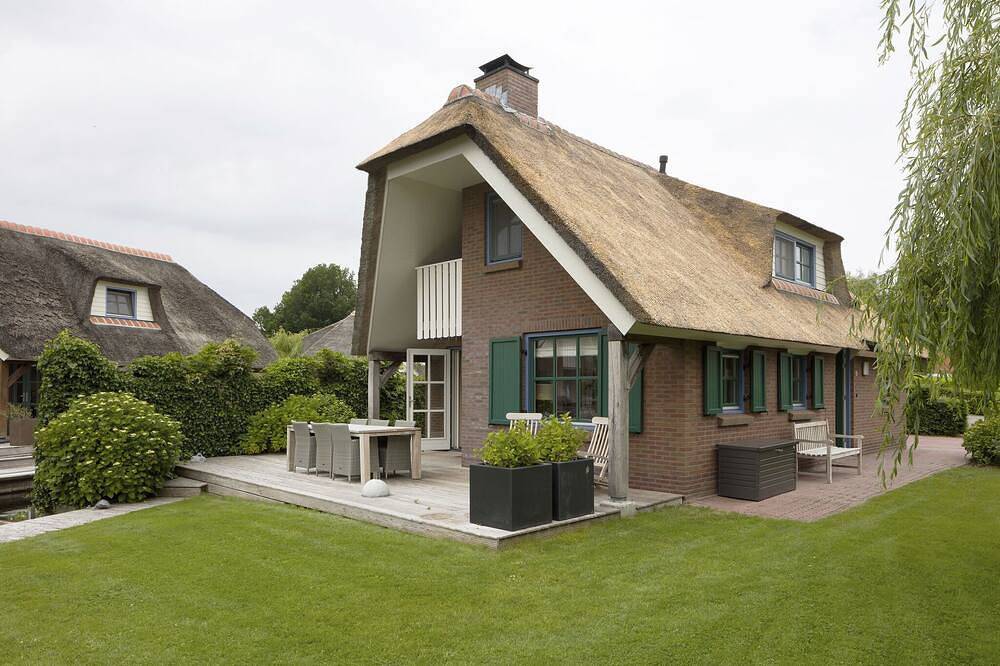 Flucht am Seeufer in der Nähe von Giethoorn in Nationalpark Weerribben-Wieden