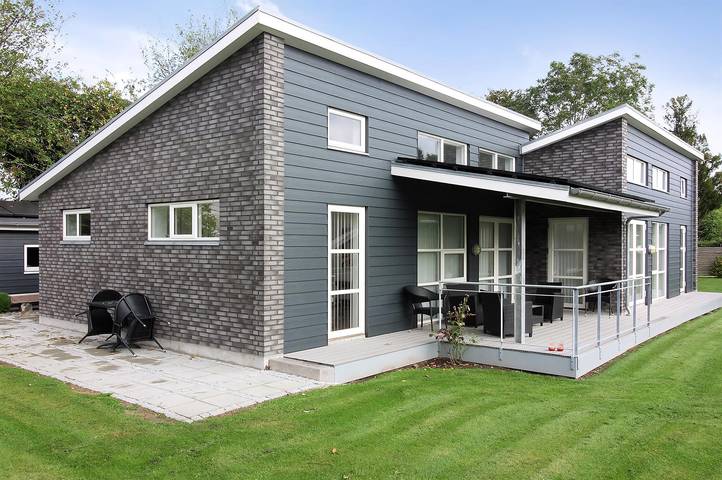 Ferieudlejning for 10 personer, med Terrasse og Jacuzzi samt Have i Rødvig