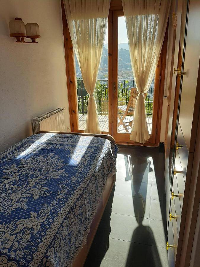 Casa de huéspuedes para 2 personas, con terraza y jardín además de jacuzzi y piscina en San Fausto de Campcentellas