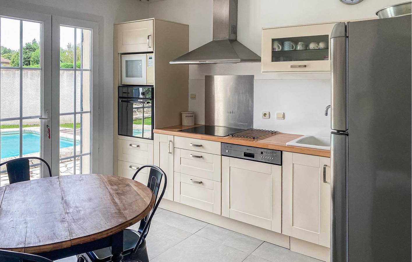 Appartement de 90m2 : Piscine, Parking, Proche d'Avignon in Les Angles (Gard), Région de Nîmes