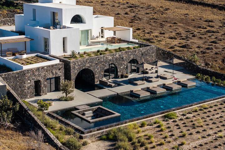 Villa for 12 people, with terrace and sauna as well as garden and hot tub in Oia