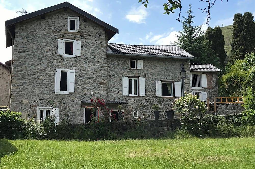 Atypical old house from 1887, well equipped, spacious, bright, cool, in Vèbre, French Pyrenees