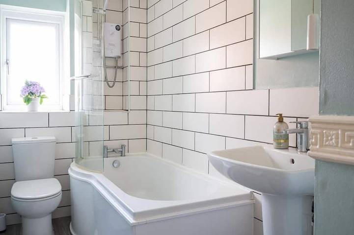 2-Bed House, Sleeps 6, Parking in Dartford, Kent