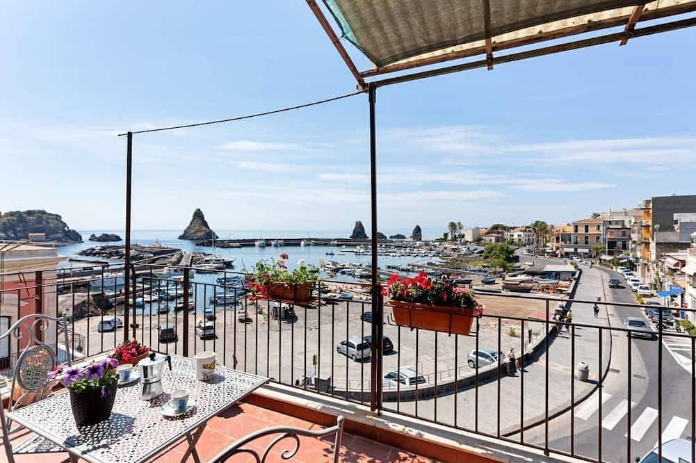 Entire apartment, This comfortable 80sqm apartment can accommodate up to 3 people (distributed over 2 levels with internal stairs) located on the first floor, without a lift, of a characteristic building overlooking the Cyclops Riviera and Lachea Island. In 5 minutes on f in Aci Trezza, Aci Castello