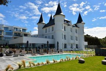Hôtel pour 2 personnes, avec piscine et sauna ainsi que jacuzzi et jardin, adapté aux familles dans Plage Bonne-Source