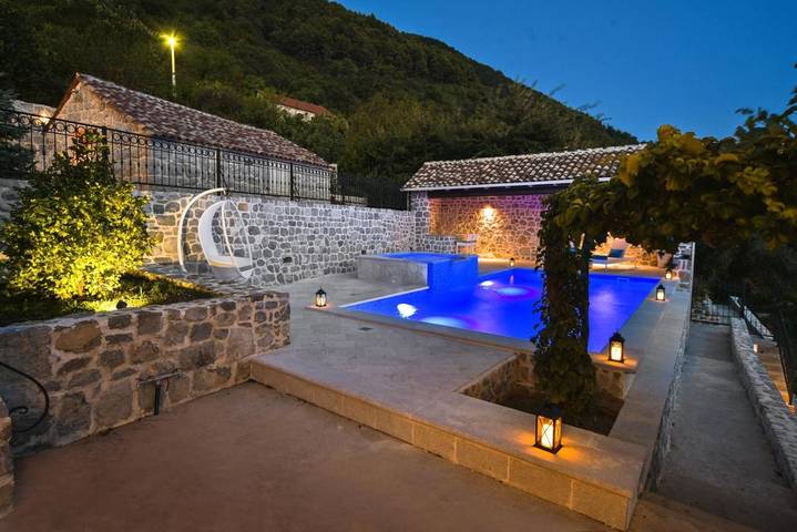 Villa für 7 Personen, mit Ausblick und Garten sowie Pool, kinderfreundlich in Montenegro