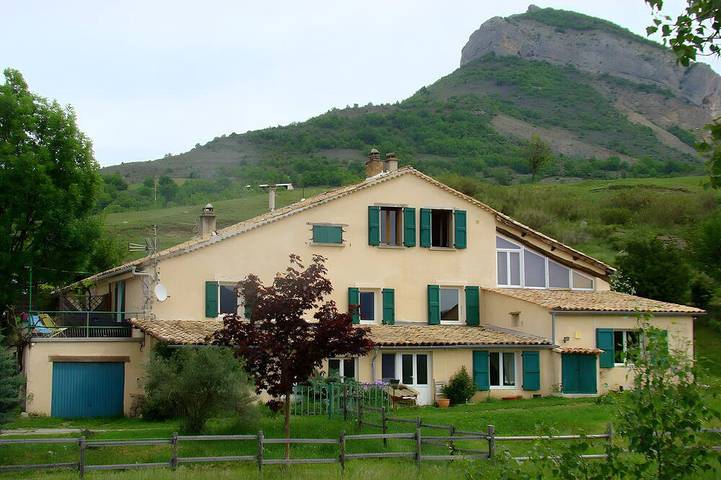 Gîte pour 10 personnes, avec terrasse et jardin à Saint-Genis (homonymie)