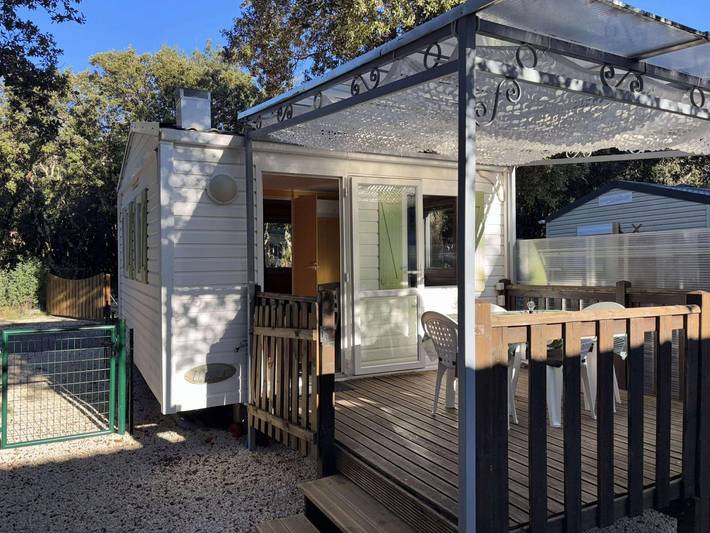 Camping pour 2 personnes, avec terrasse et piscine, animaux acceptés