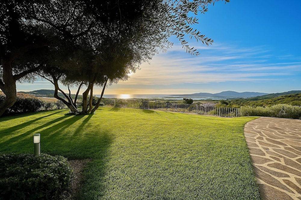 Spektakuläres Haus mit Meer- und Bergblick & Pool – perfekte Lage zum Entspannen in Lu Fraili di Sopra, San Teodoro