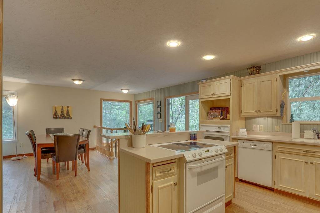 Familienhütte mit Terrasse, Kamin, Whirlpool und mehr - in der Nähe des Berges. Kapuze in Welches, Mount Hood