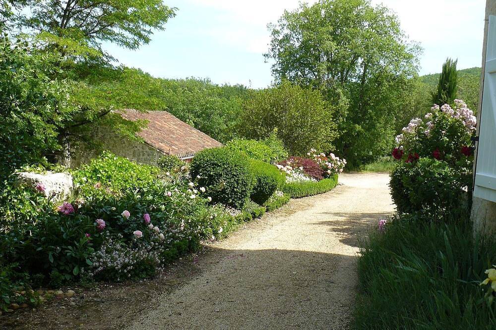 Charmant authentiek gezellig huisje in het hart van het platteland van Quercy in Mauroux, Lot
