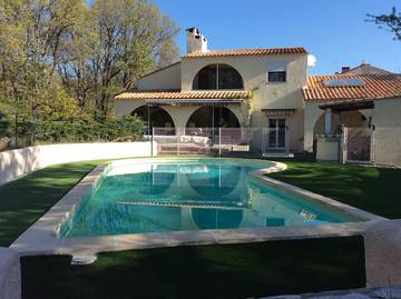 Gîte pour 6 personnes, avec terrasse ainsi que piscine et jardin, animaux acceptés à Saint-Martin-de-Londres