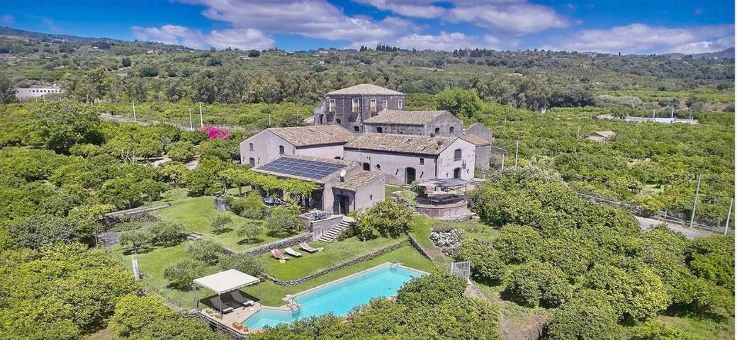 Casa vacanza per 16 persone, con panorama e piscina nonché giardino, con animali domestici a Fiumefreddo di Sicilia