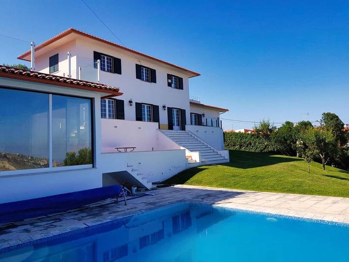 Villa pour 10 personnes, avec jacuzzi ainsi que piscine et jardin à Nazaré
