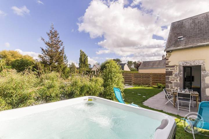 Gîte pour 3 personnes, avec terrasse et jardin ainsi que sauna et jacuzzi