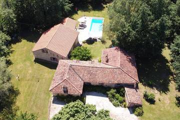 Gîte pour 9 personnes, avec jardin et jacuzzi à Vergt