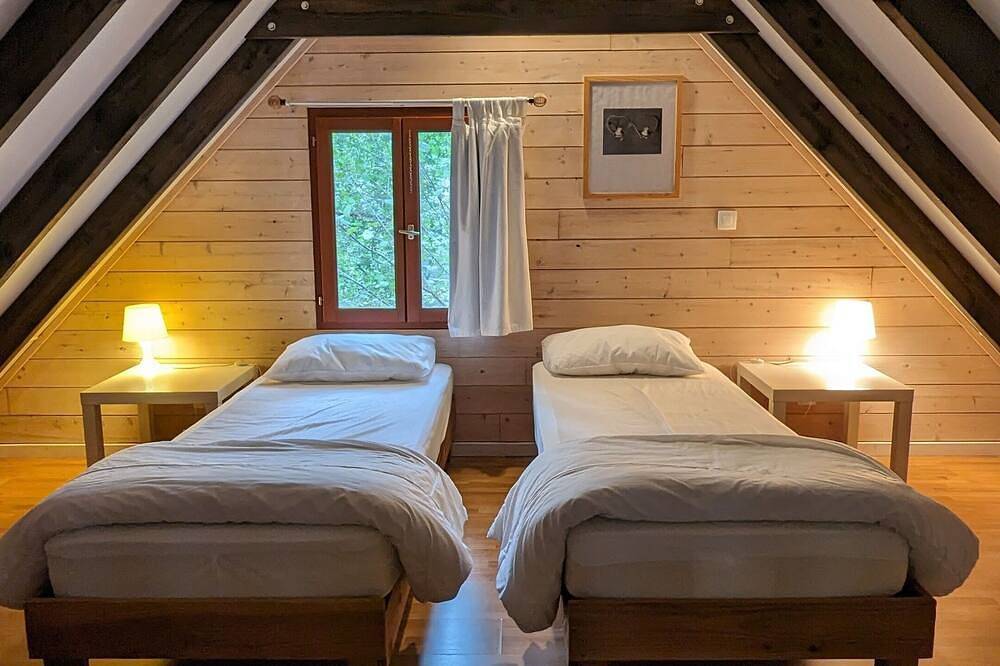 Castelwood: comfortable ecological chalets with swimming pool in the Dordogne. in Biron, Périgord Pourpre