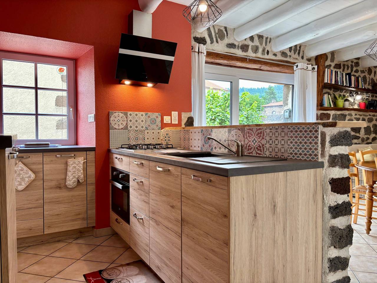 Gîte tout inclus avec terrasse, jardin et parkings, proche Puy-en-Velay et chemins de randonnée. in Séneujols, Haute-Loire