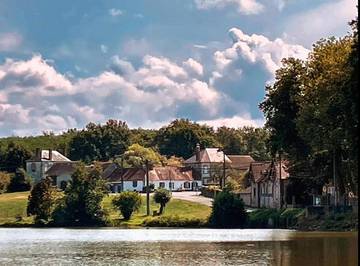Gîte pour 4 personnes, avec vue sur le lac ainsi que jardin et vue à Mailhac-sur-Benaize