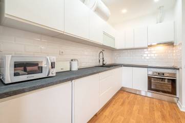 Vacation Rental for 4 Guests in Penha de França, Lisbon District, Picture 2