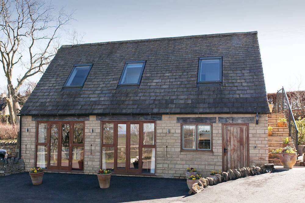 Sheepscombe Byre, sleeps 4 guests. This property boasts stunning views. in Gloucestershire