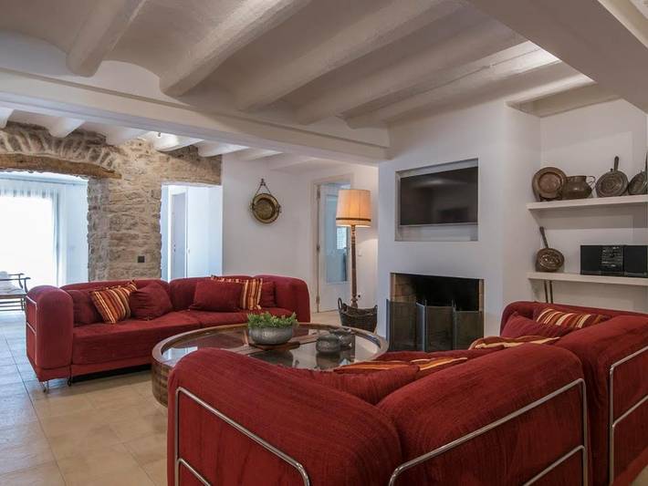 Country house for 6 people, with lake view and garden, child-friendly in Bages