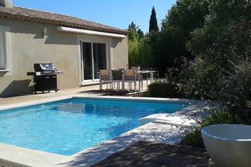 Gîte pour 6 personnes, avec jardin et terrasse à Les Angles (Gard)