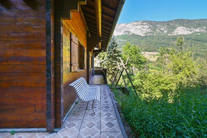 Ferienhaus für 8 Personen, mit Balkon und Whirlpool sowie Garten in Rhone-Alpes