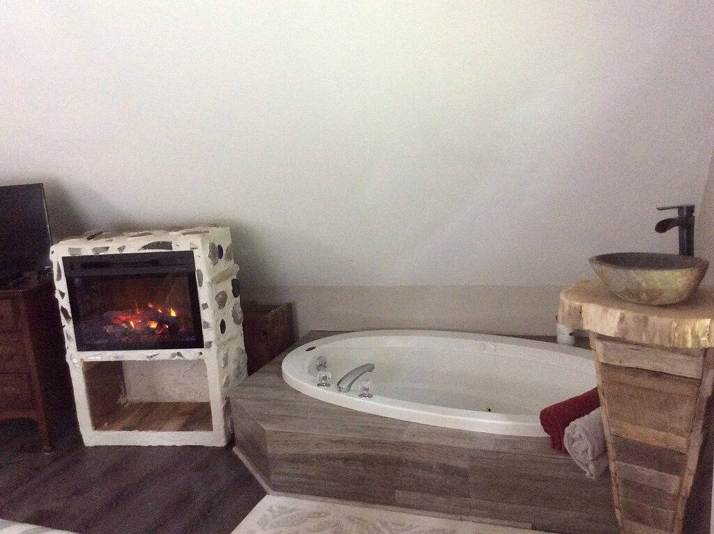 Ein warmes, entspannendes Paar, das sich mit allem Komfort wie zu Hause zurückzieht. in Niagara County