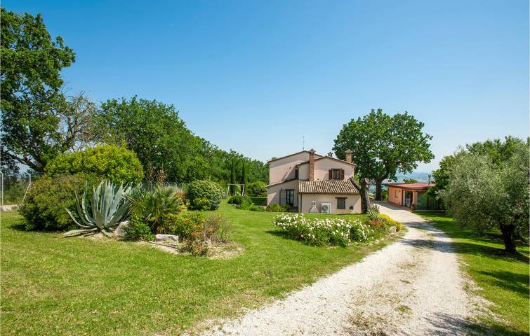 Location de vacances pour 10 personnes, avec terrasse ainsi que piscine et jardin à Cartoceto - 2
