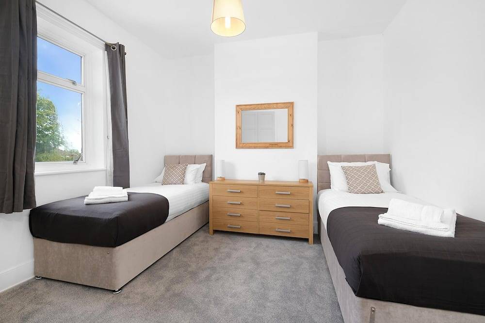 Heathrow Living Stanwell Serviced House 5 bedrooms in Spelthorne, Colne Valley Park