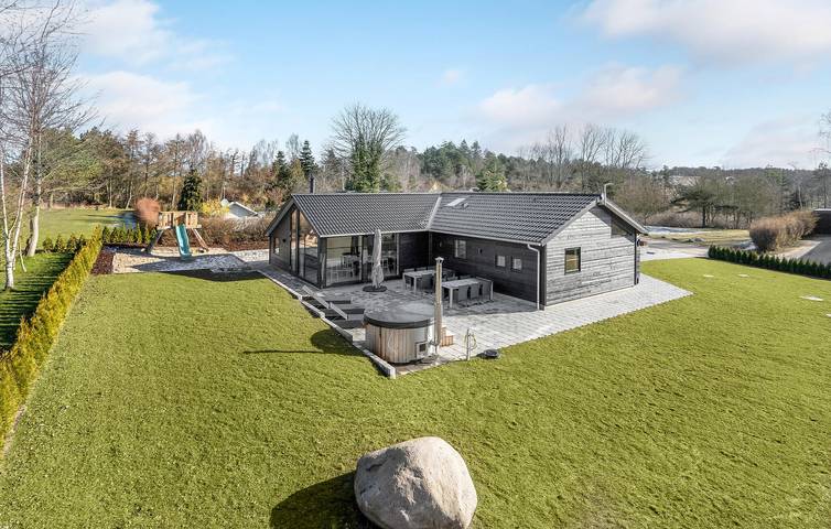 Ferienhaus für 14 Personen, mit Terrasse und Whirlpool sowie Garten und Sauna in Egsmark Strand