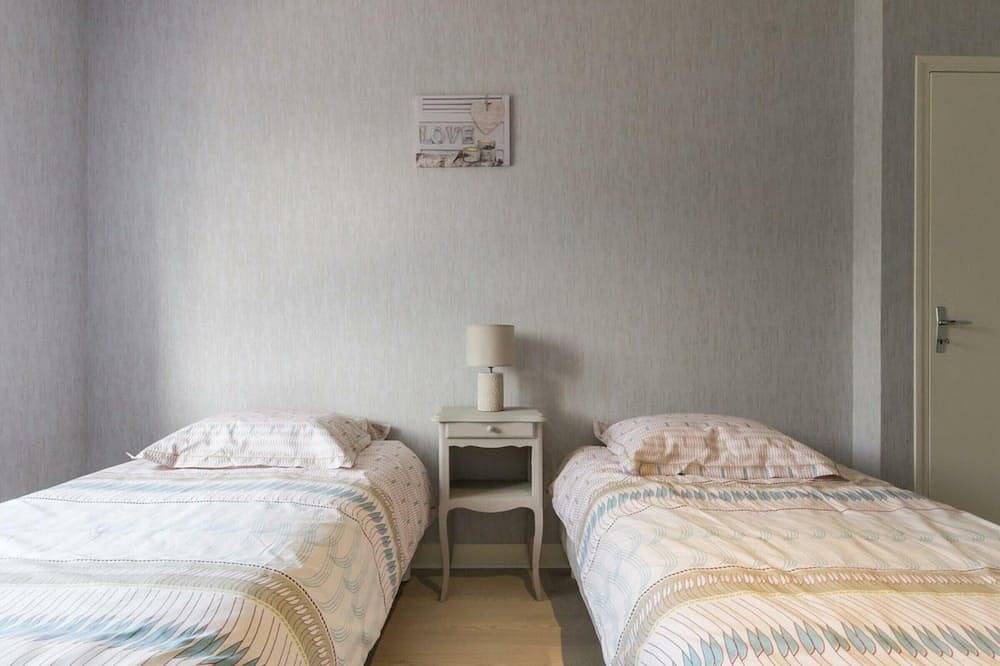 Charming single-story house near beaches with private garden in Saint-Pair-sur-Mer, Côte de la Déroute