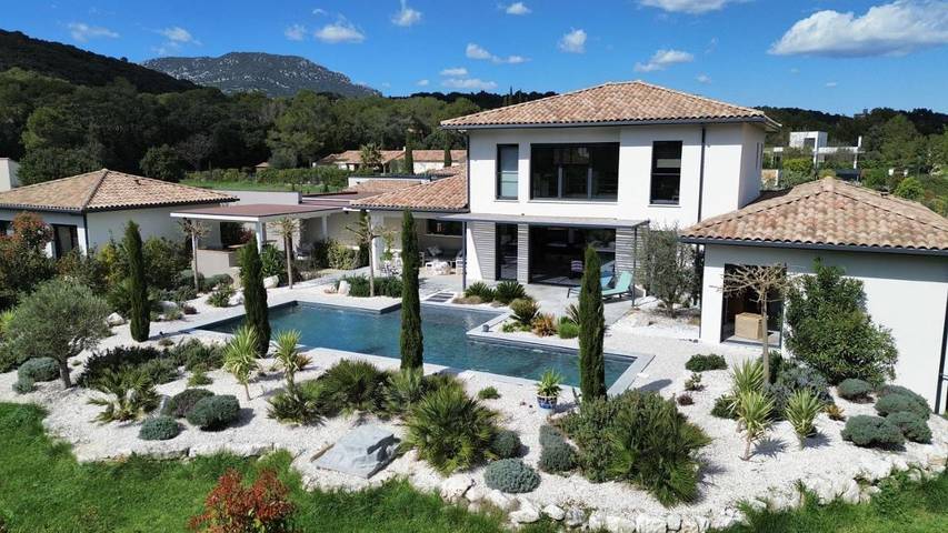 Location de vacances pour 8 personnes, avec Jacuzzi et Terrasse ainsi que Jardin et Piscine à Saint-Jean-de-Cuculles