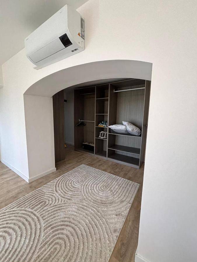 Five-Bedroom House in Néris-les-Bains, Région de Montluçon