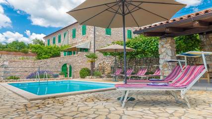 Villa für 4 Personen, mit Garten und Terrasse sowie Pool, mit Haustier in Crikvenica