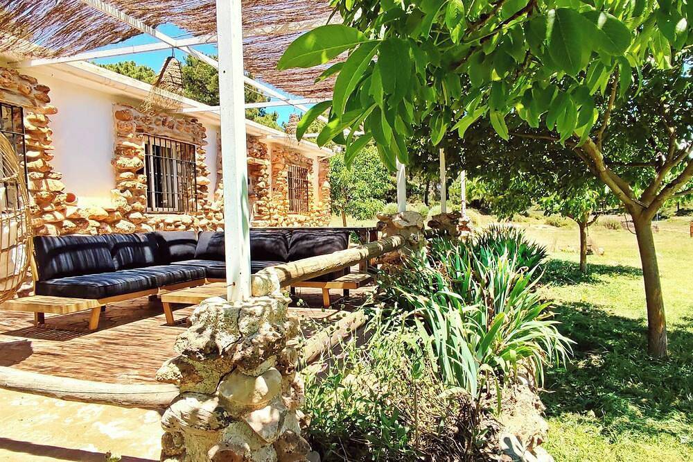 Cabaña de Diseño en el Bosque con Jacuzzi - Esencia Lodge in Albuñuelas, Provincia de Granada
