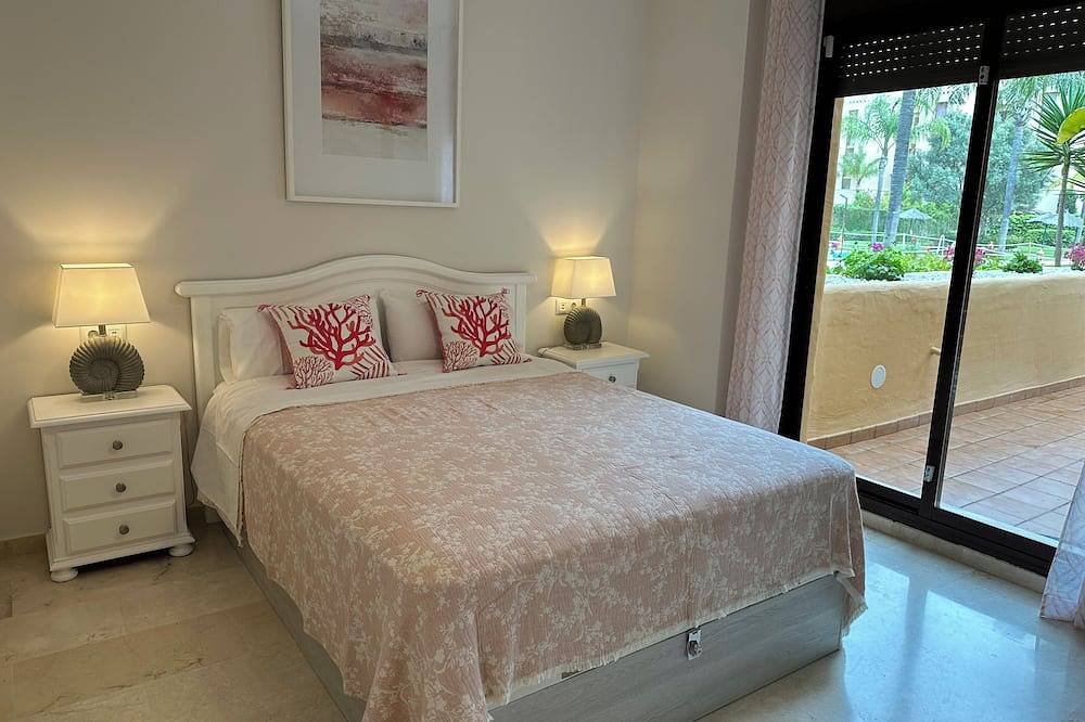 Entire apartment, 2nd line lux beachside apartment with hot tub-3 sunny terraces and fibre wifi in Saladillo Benamara, Estepona