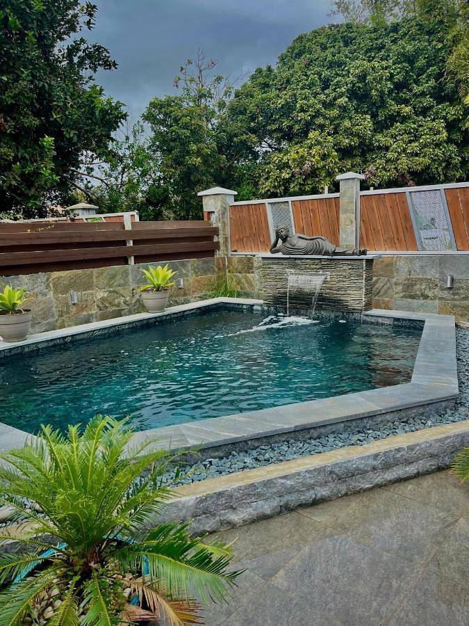 Location de vacances pour 6 personnes, avec vue ainsi que piscine et jardin à Sainte-Suzanne