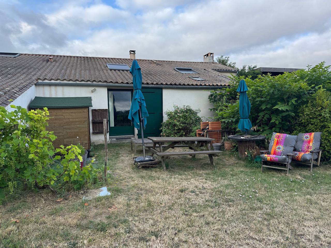 Holiday Home 'Chai Crann Piorra' with Private Terrace, Shared Garden and Wi-Fi in Saint-Genès-de-Blaye, Blaye region