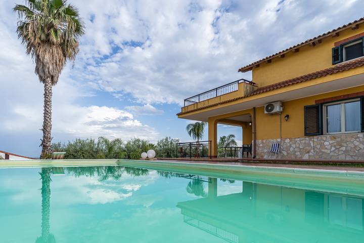 Villa 'Mariavittoria' avec vue sur mer, Wi-Fi et climatisation in Floridia, Province de Syracuse
