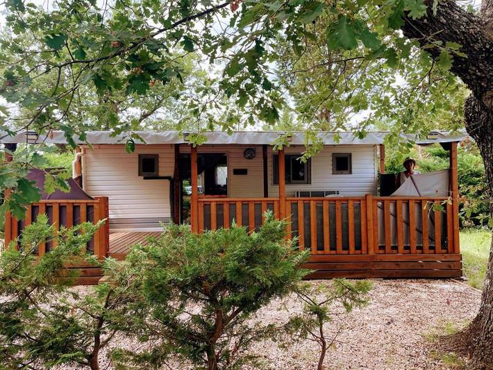 Camping für 4 Personen, mit Terrasse und Garten sowie Pool