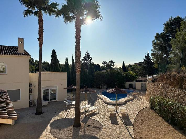 Casa rural para 25 personas, con jardín además de vistas y piscina en Callosa de Ensarriá