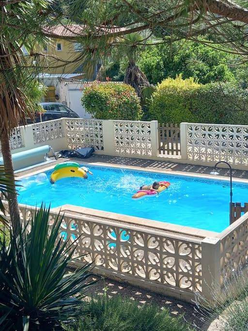 Gîte pour 3 personnes, avec piscine ainsi que jardin et terrasse à Puygouzon - 4