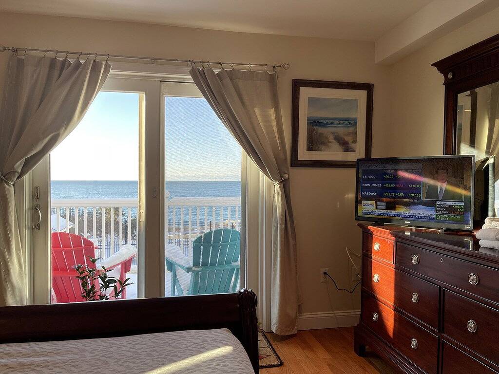 Ganze Wohnung, Cape Cod Oceanfront Beachfront New Condo mit Meerblick und privatem Sandstrand! in Dennis Port, Dennis