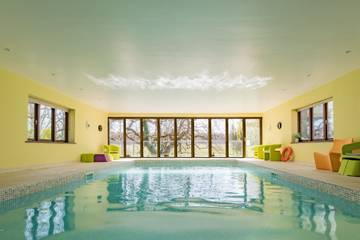 Gîte pour 8 personnes, avec jardin et piscine, adapté aux familles dans Kent