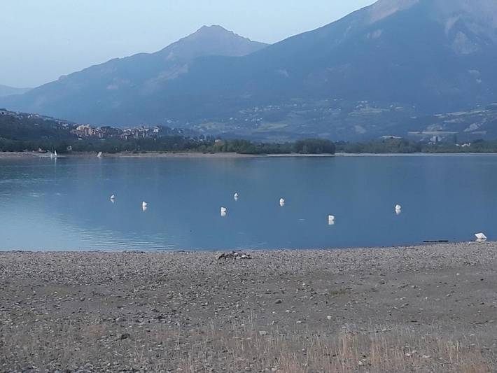 Location de vacances pour 4 personnes, avec piscine et jardin ainsi que vue sur le lac et vue à Crots - 3